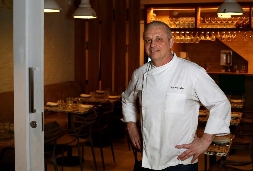 Chef Didier Labbé sorrindo no salão do restaurante DIDIER — assista ao vídeo de apresentação do método